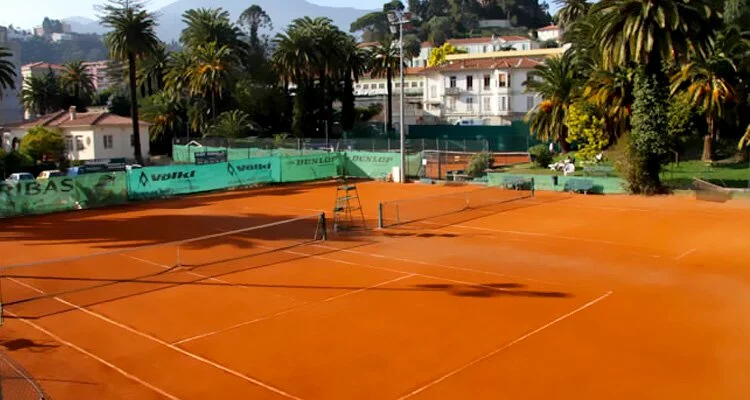 Un de 7 courts en terre battue du Tennis Club de Menton